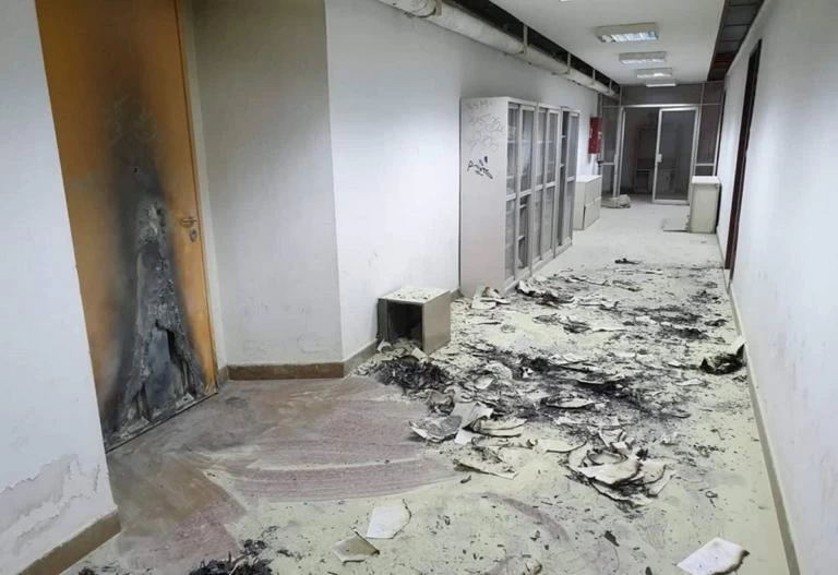 Θεσσαλονίκη: Νέες εικόνες ντροπής και διάλυσης στο ΑΠΘ – Έβαλαν φωτιά σε διάδρομο
